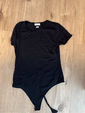Aritzia Black Short-Sleeve Scoop-Neck Bodysuit contour